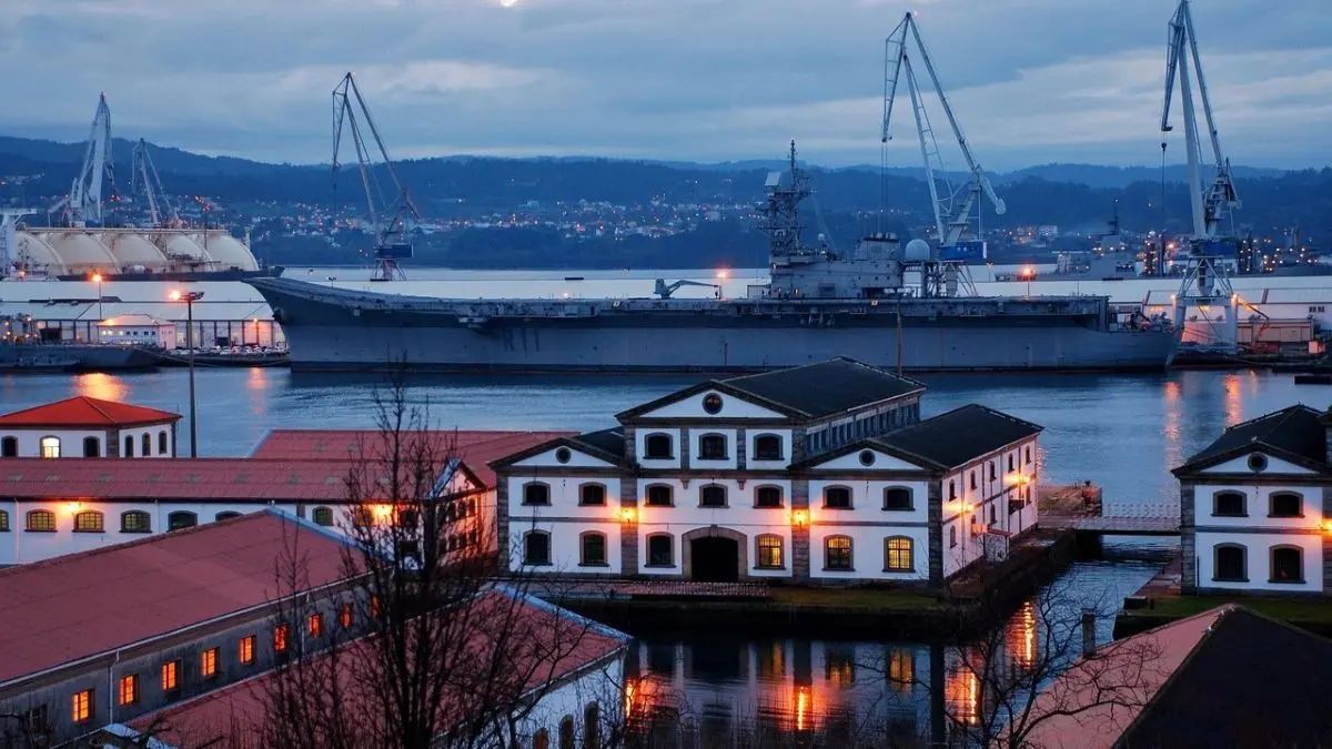 Buque militar en Ferrol