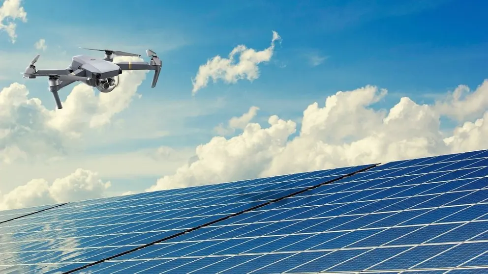 Dron sobre planta fotovoltaica